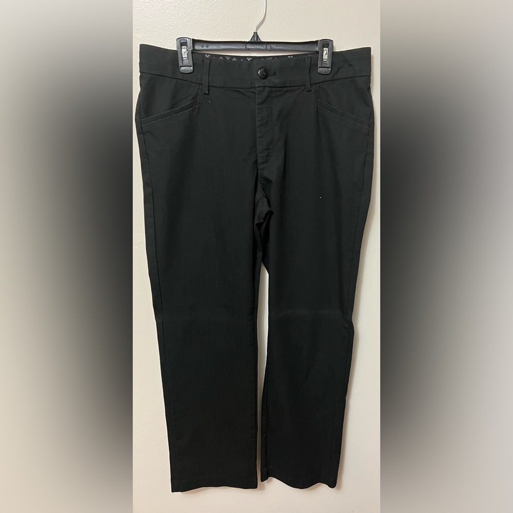 Women’s Lee pants size 12 black straight leg.